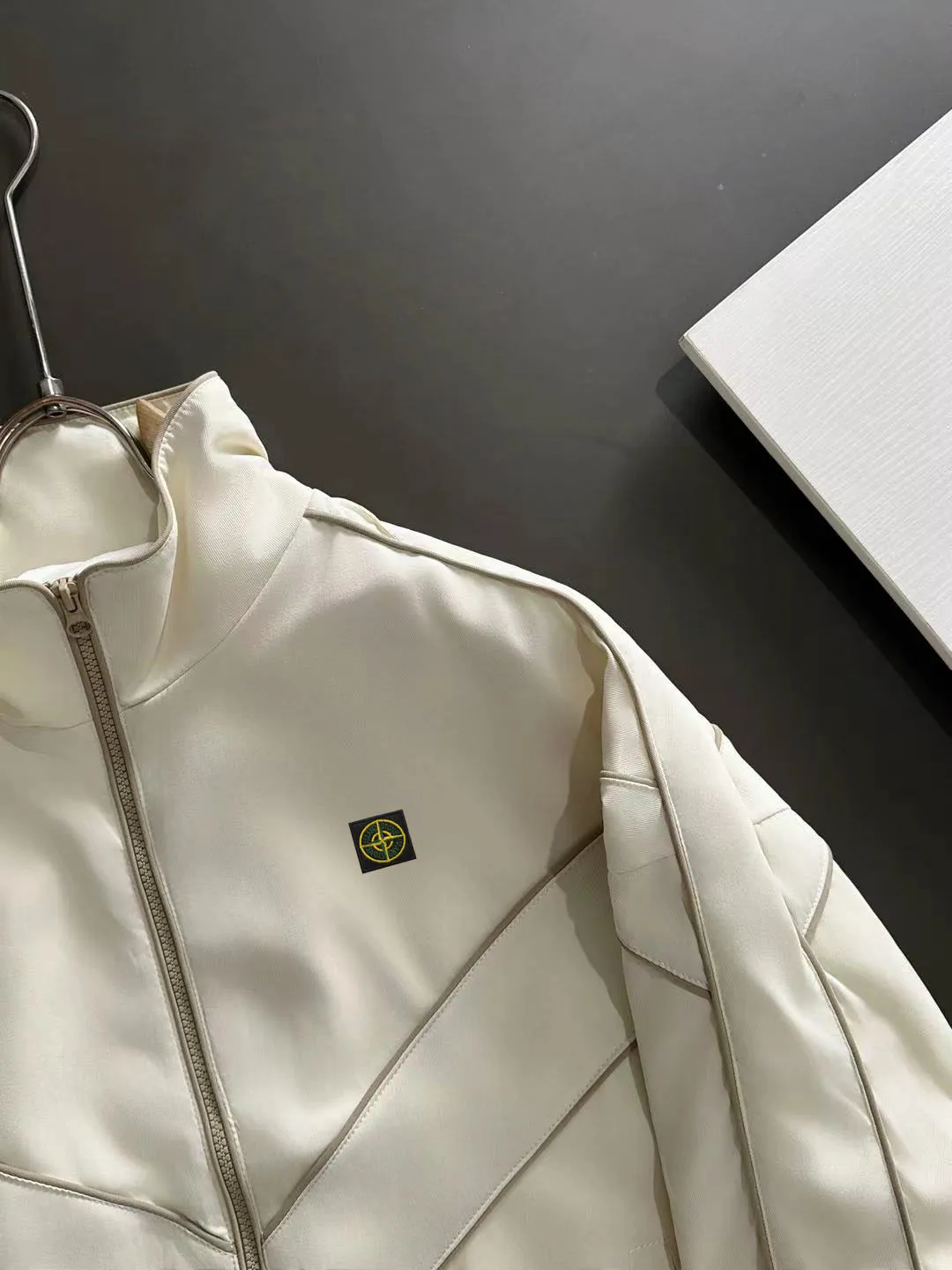 Next day shipping P720 Stone lsland/stone island high quality 2025 autumn and winter new casual heavy industry suit exclusively developed by yb! High quality production! The top version of the trading company channel order, external orders for imported custom fabrics, high breathability and comfort, impeccable details, absolutely worth buying! This type of suit is also a must-have for lazy people. You don’t have to think about how to match it, you can just get it in one set! Brand element design concept, delicate and soft feel! It presents a casual cut and the upper body shape is great! On sale simultaneously on the official website! From a high-end men's positioning brand, the low-key luxury taste is irresistible! Exquisite workmanship and impeccable quality! The overall style is simple, fashionable and timeless, fully meeting the requirements of stylish and tasteful dressing! Size: M to 5XL (or state your height and weight when placing an order)